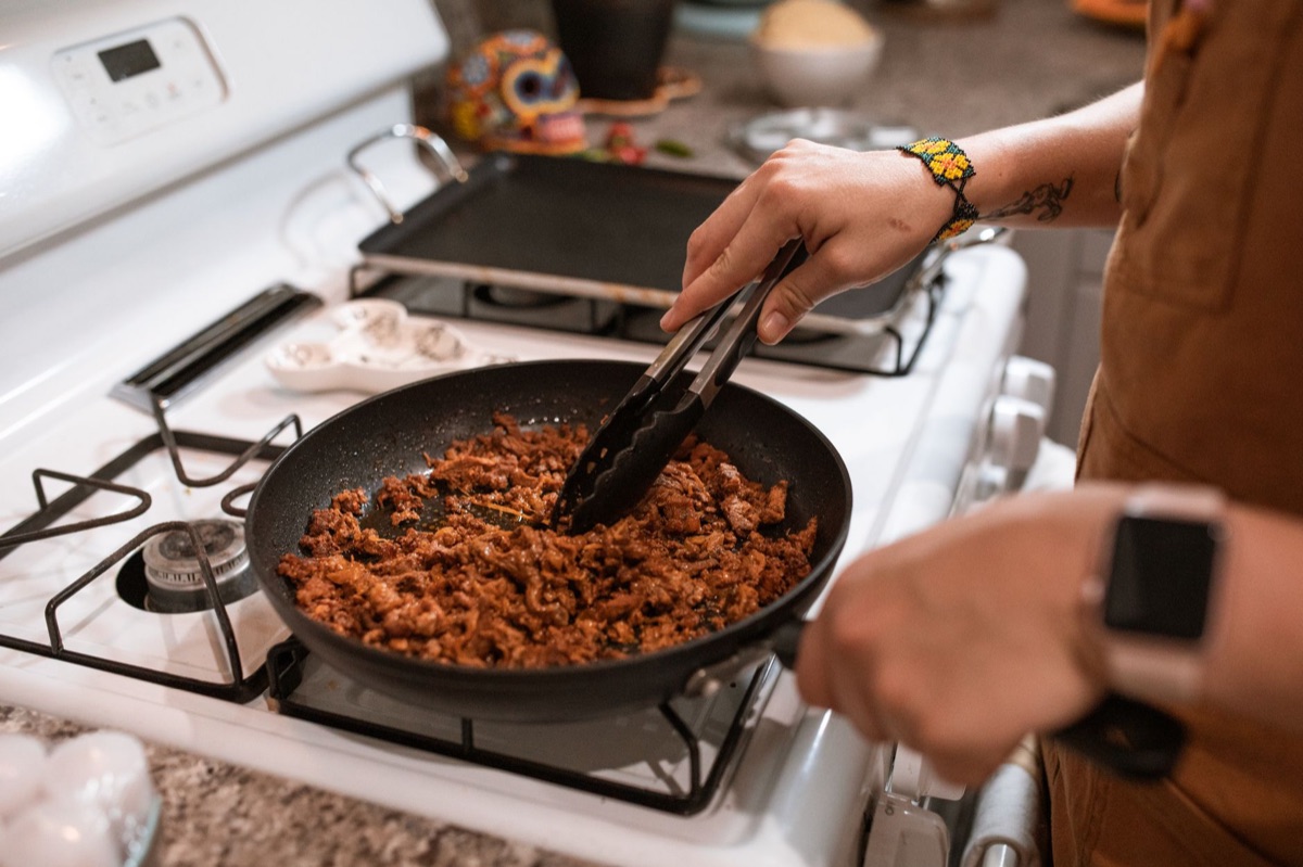 un mexicano you-tuber cocinando