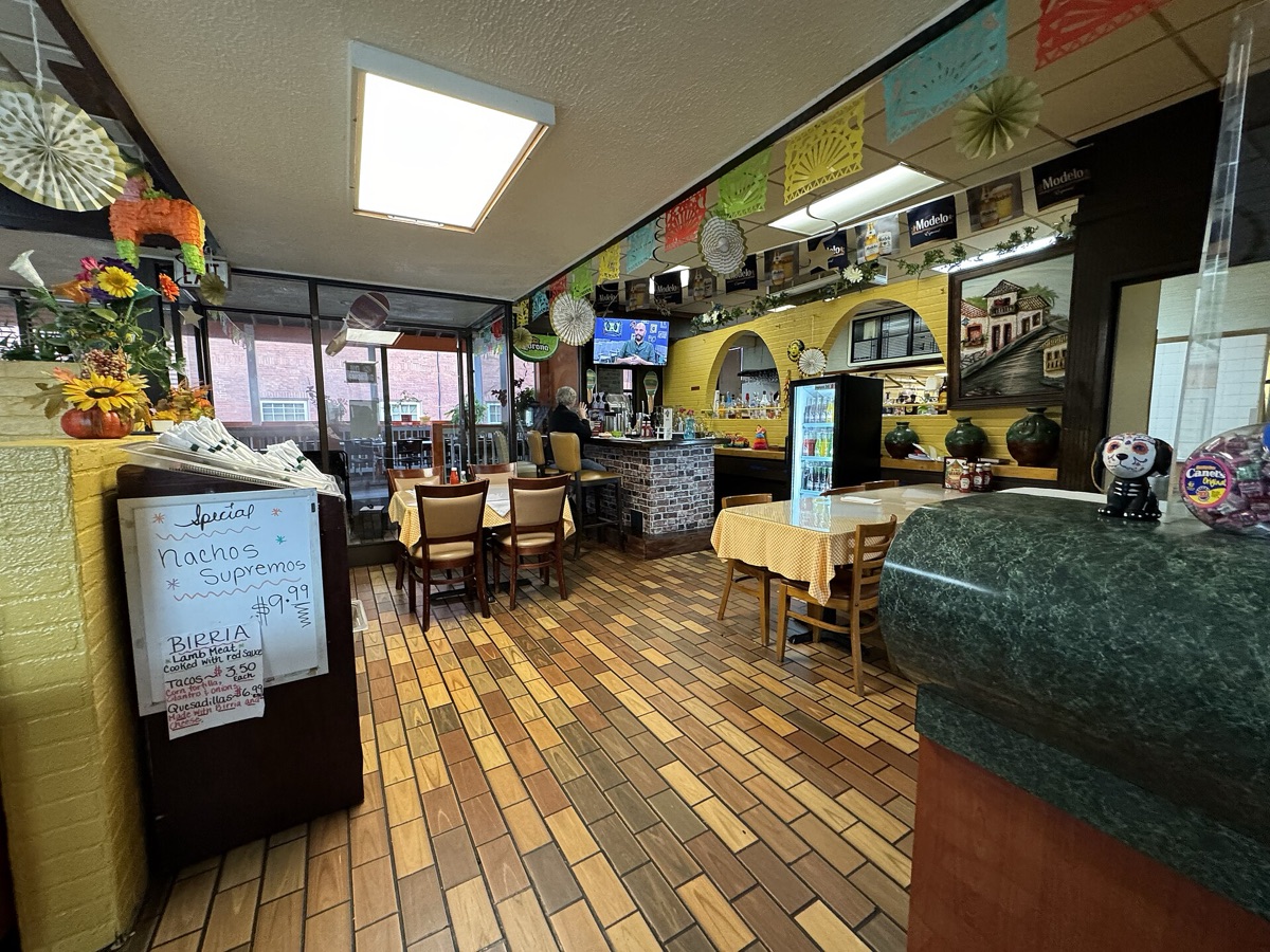 restaurante mexicano con decoración tradicional
