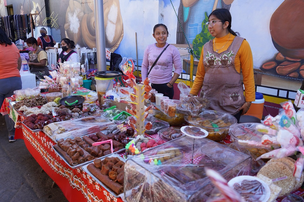 Mexica street food vendor at market