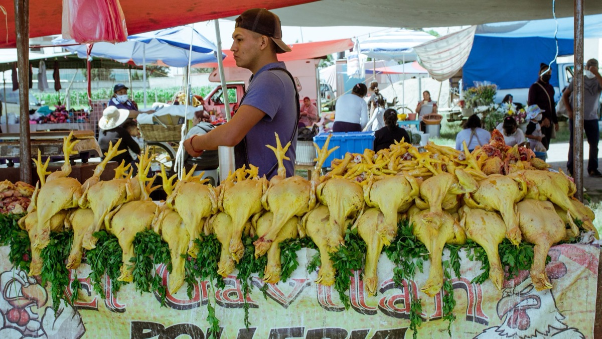 Un stand de marché mexicain avec des produits locaux.