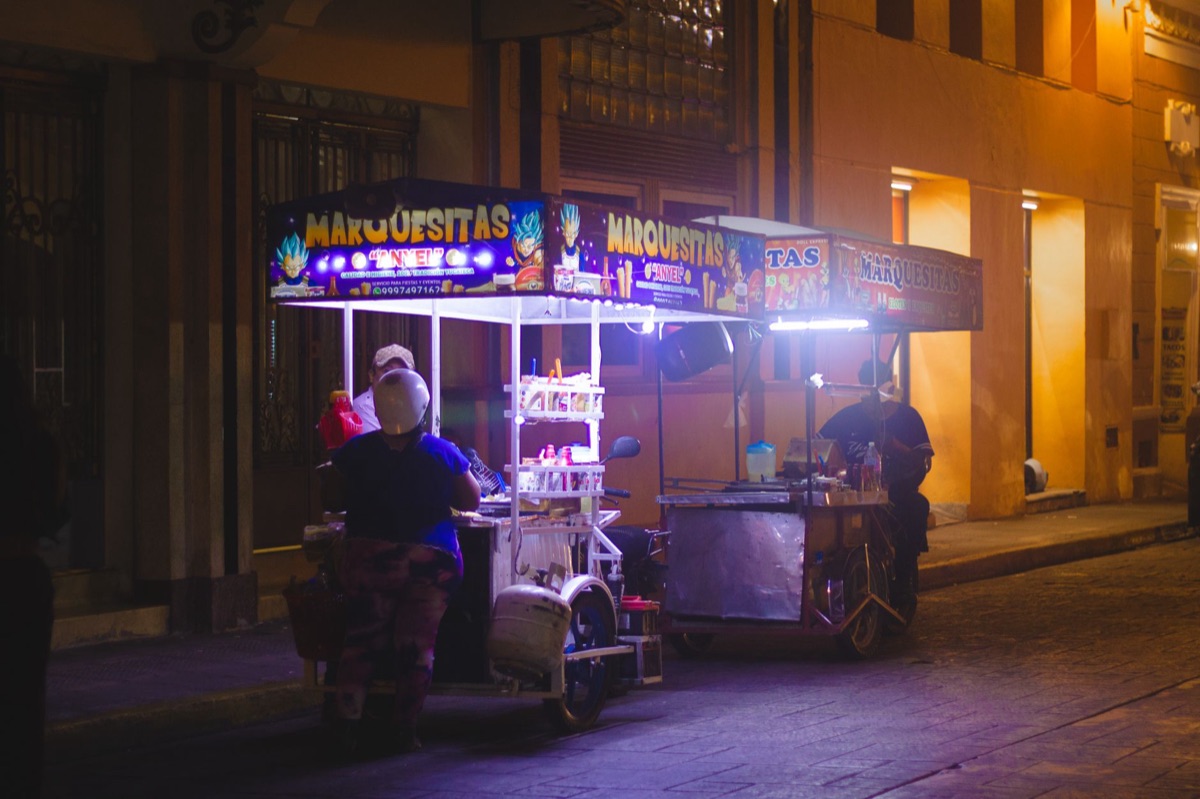 Un vendeur de food street mexicain avec des platillos en cours de préparation.