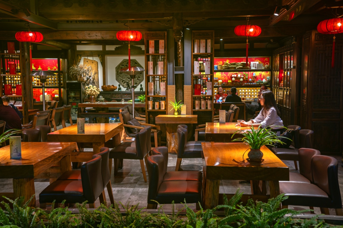 融合墨西哥與國際料理的餐廳內部，豔麗裝飾與多元食材交錯呈現