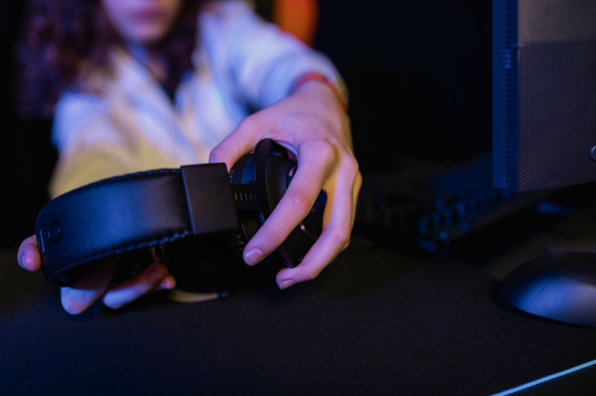 Gaming-Equipment wie Controller und Headset.