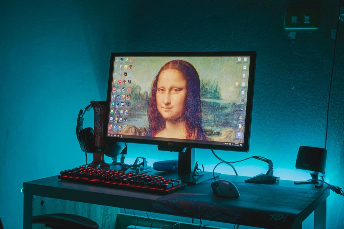 Configuration de gaming avec écran et casque