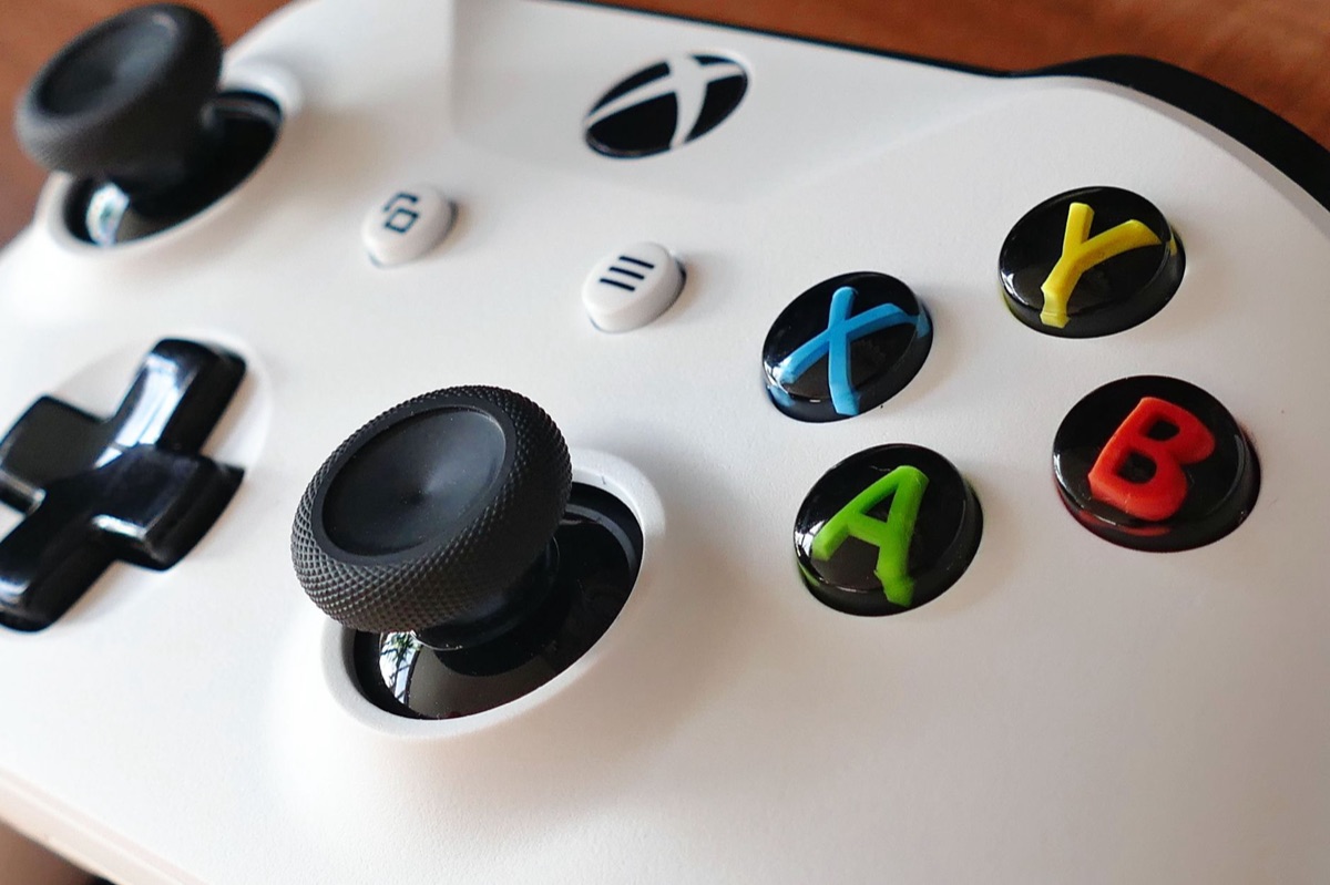 controller per videogiochi con colori della bandiera messicana