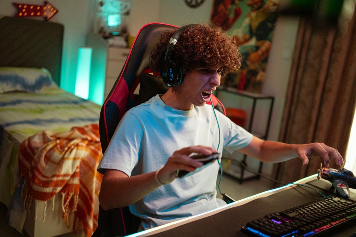 Professionele gaming uitrusting met controller en headset.