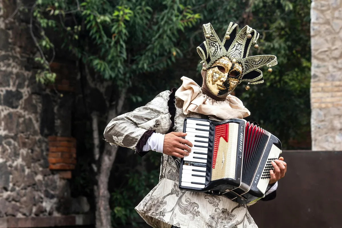 accordion, musician, street performer, mask, costume, instrument, musical instrument, minstrel, entertainment, street performance, val quirico, mexico, accordio
