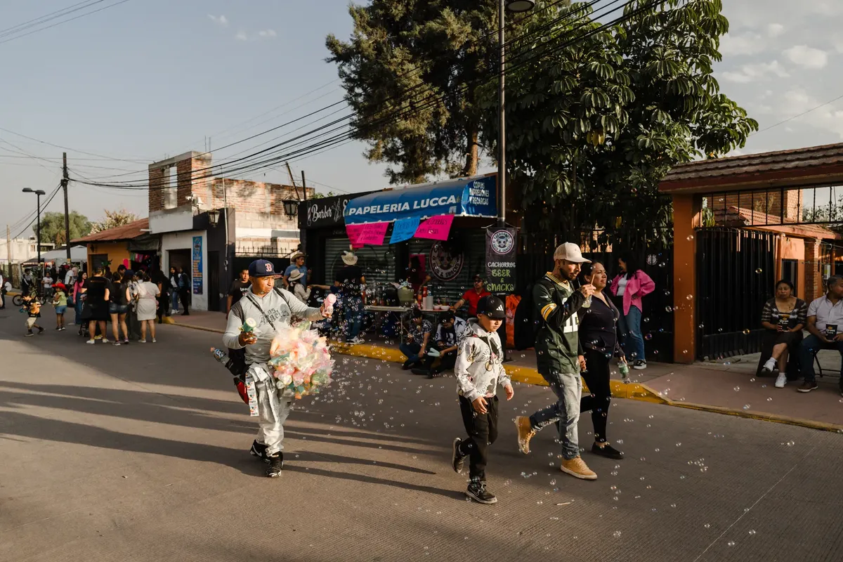 メキシコのチュルテペクの元気な通りの風景、日常の忙しさと雑踏を捉えている。