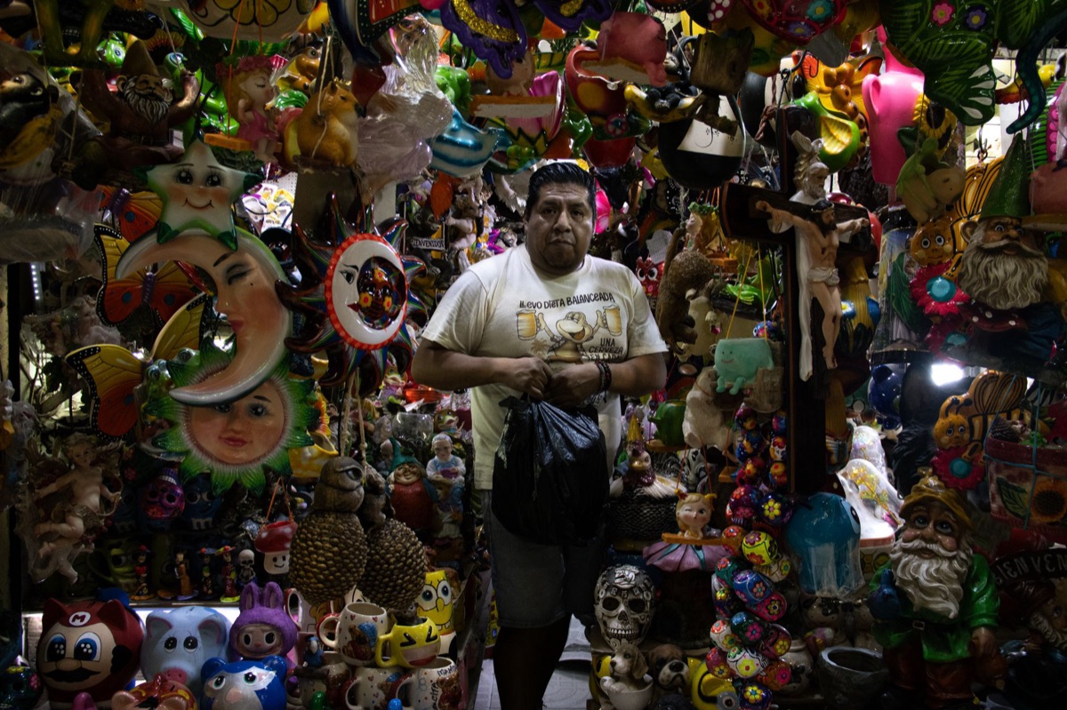youtuber dans un marché mexicain