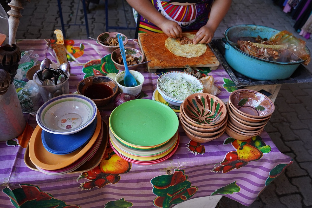 Mexikanischer Streetfood-Händler in Markt