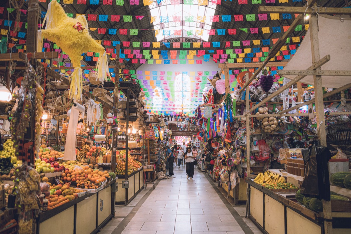 un mercado mexicano con alimentos y especias