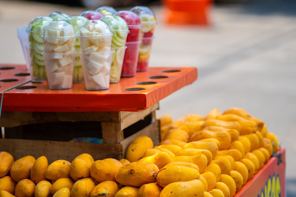 un tavolo di mercato messicano con frutta e spezie