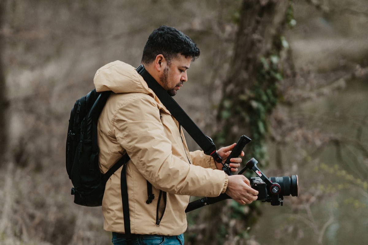 un food ranger che filma in un luogo di viaggio globale